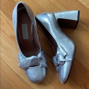 L’autrechose silver bow pump heel